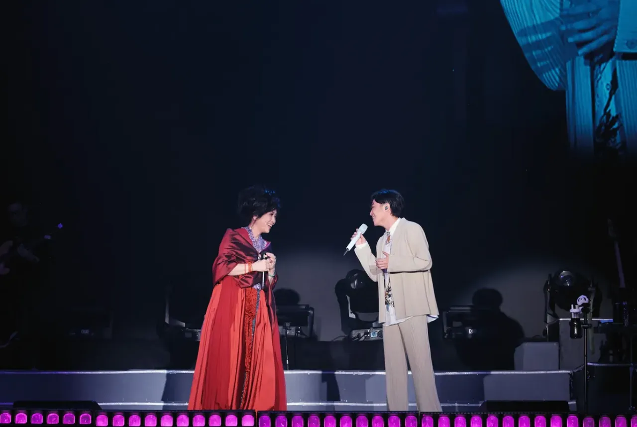 青峰（右）多次受邀擔任齊豫演唱會嘉賓。資料照片、哈里坤的狂歡提供