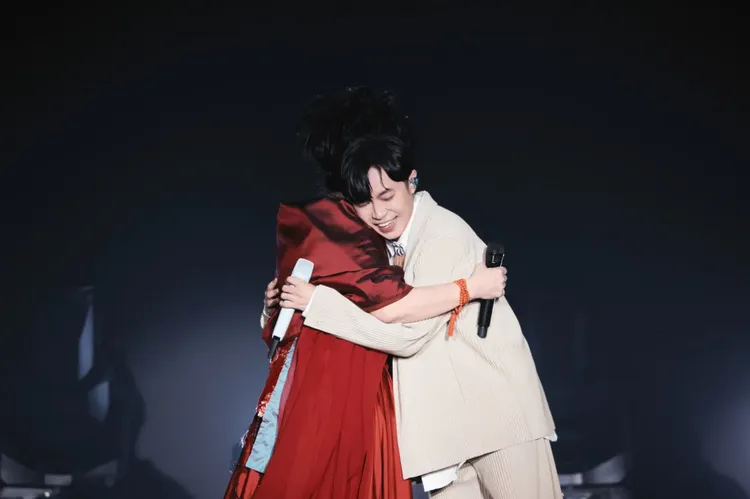 吳青峰（右）感謝齊豫讓他堅持音樂路。資料照片、哈里坤的狂歡提供