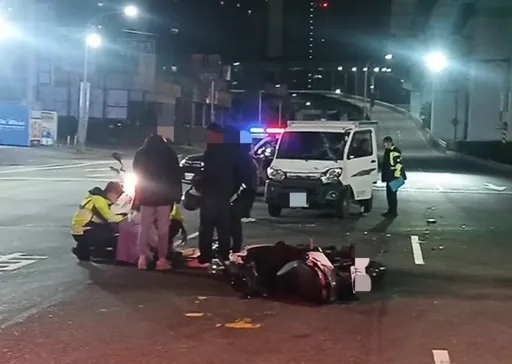 目睭雾雾？泰山阿北驾车闯红灯撞翻机车　骑士、乘客飞出伤手断腿画面曝