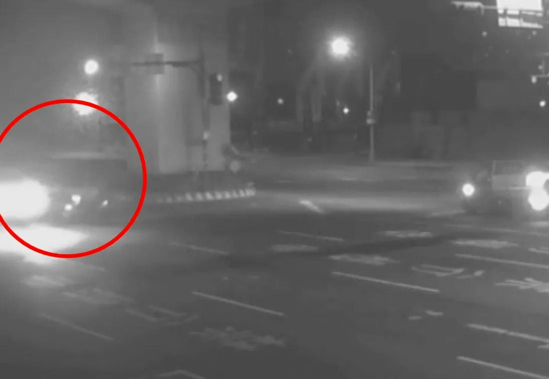 小货车疑似闯红灯撞上绿灯直行的双载机车。翻摄画面