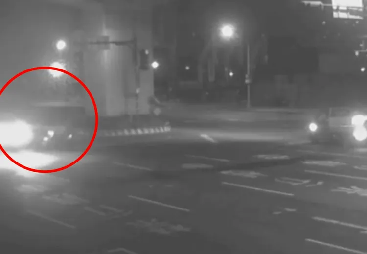 小貨車疑似闖紅燈撞上綠燈直行的雙載機車。翻攝畫面