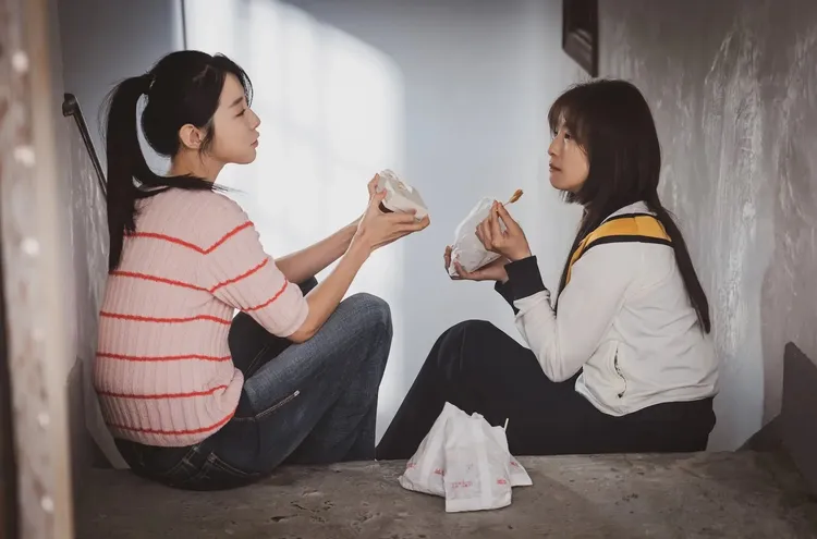 賴雅妍（右）和邵雨薇兩人演回年少時期絲毫不違和。風暴國際提供