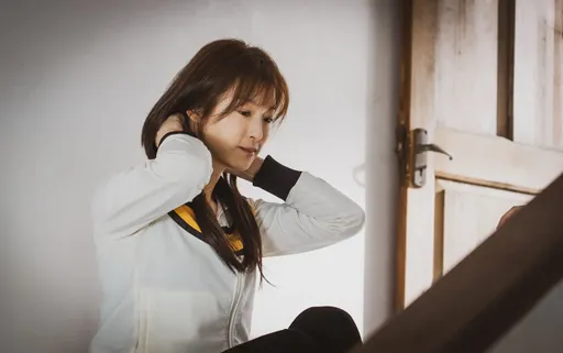 偶像剧女王回归！赖雅妍顶「水母头」回春　拉邵雨薇当闺蜜