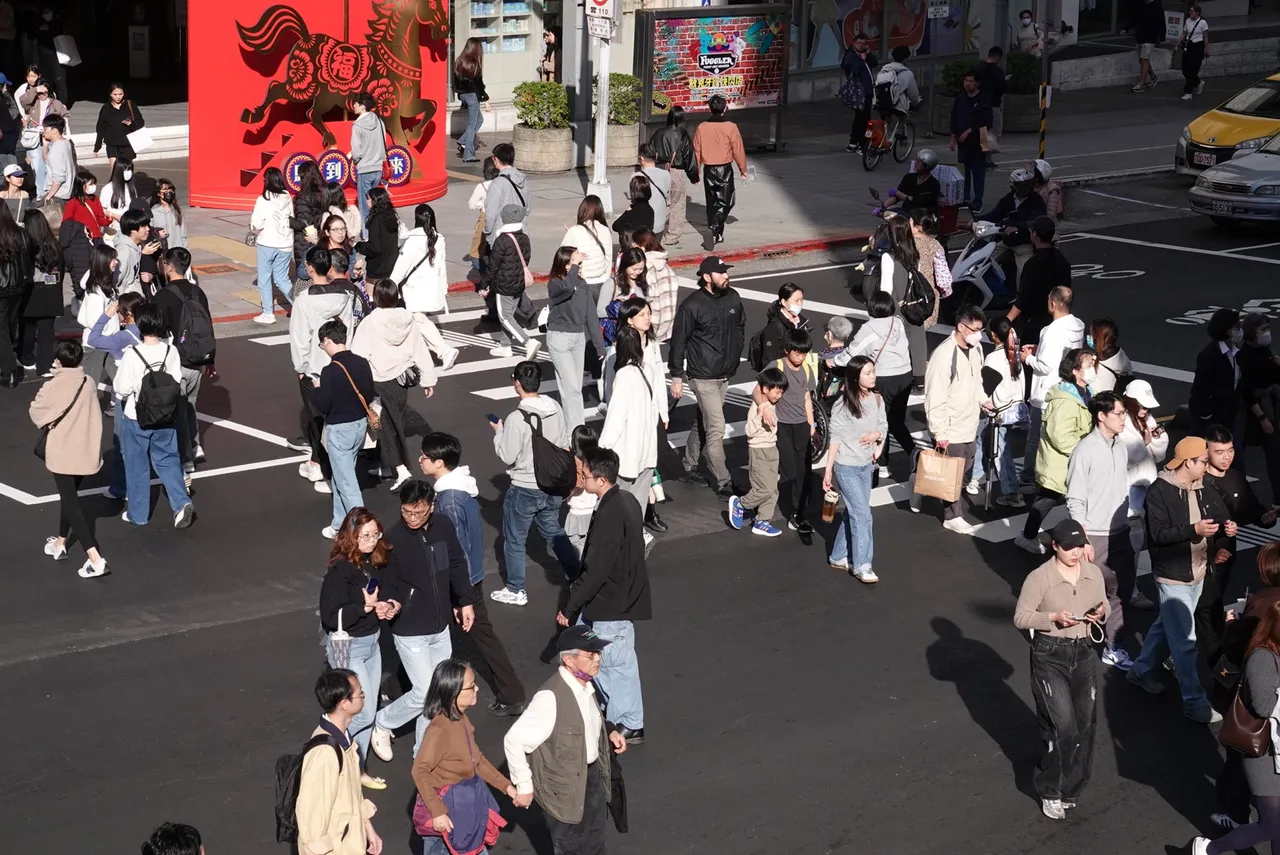 一堆30K年轻人「活像年薪百万」　特征曝光！背后原因超心酸