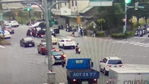 疑失联移工躲警察拦检　5人弃车窜逃影片曝光