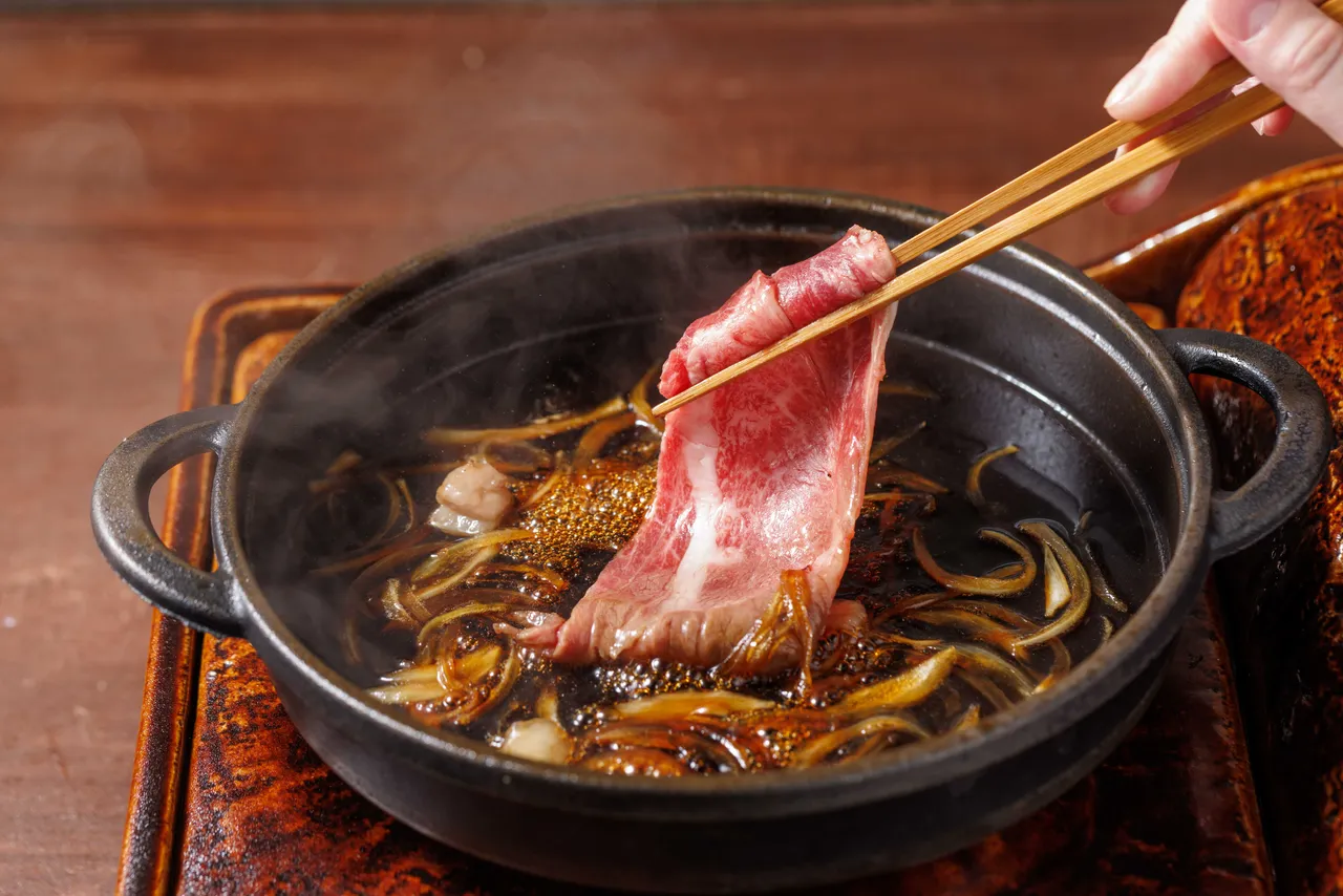 「牛喜壽喜燒水炊鍋」展店動能強勁，在各大百貨商場美食街颳起壽喜燒旋風。豊漁餐飲集團提供