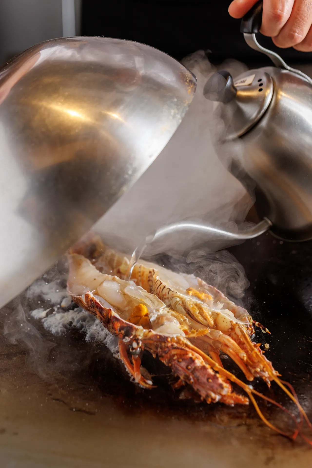 「季樂」選用高規格的龍蝦，鐵板悶蒸後肉質鮮甜飽水。豊漁餐飲集團提供
