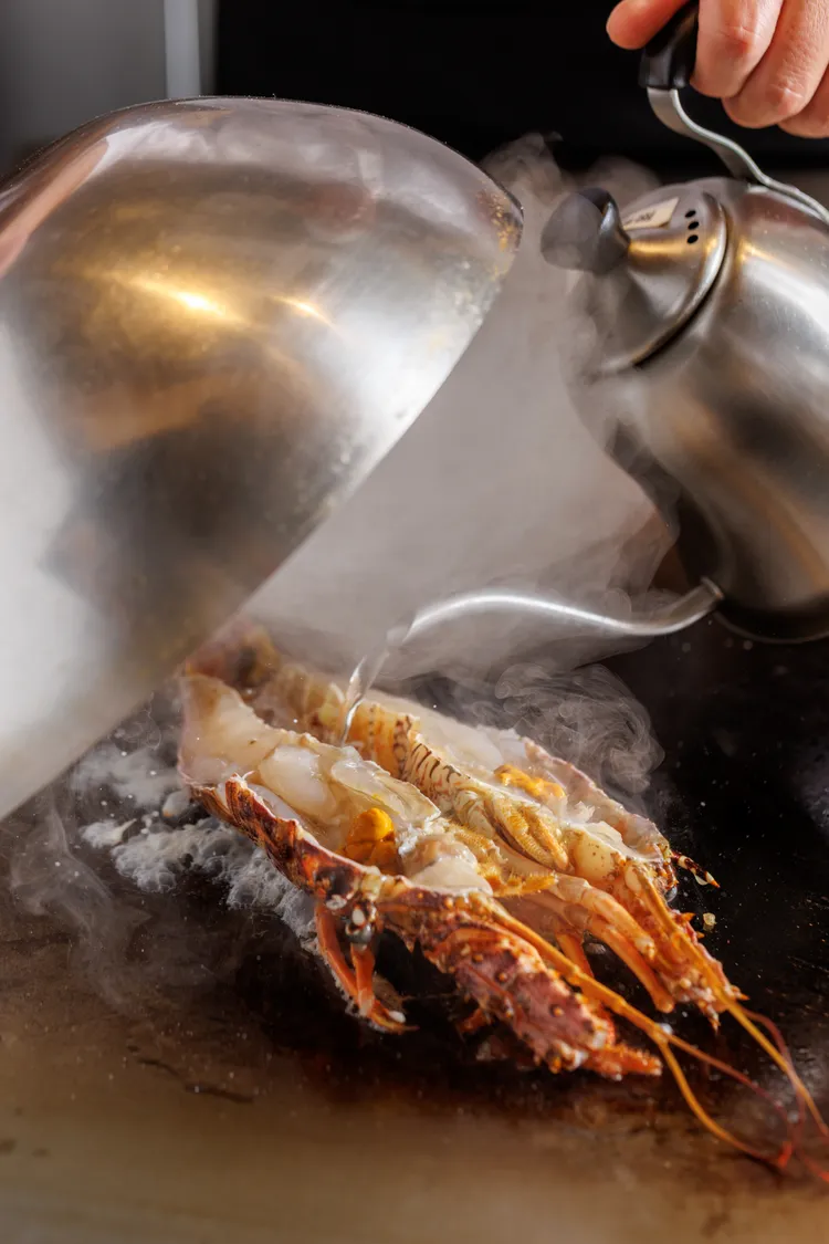 「季樂」選用高規格的龍蝦，鐵板悶蒸後肉質鮮甜飽水。豊漁餐飲集團提供