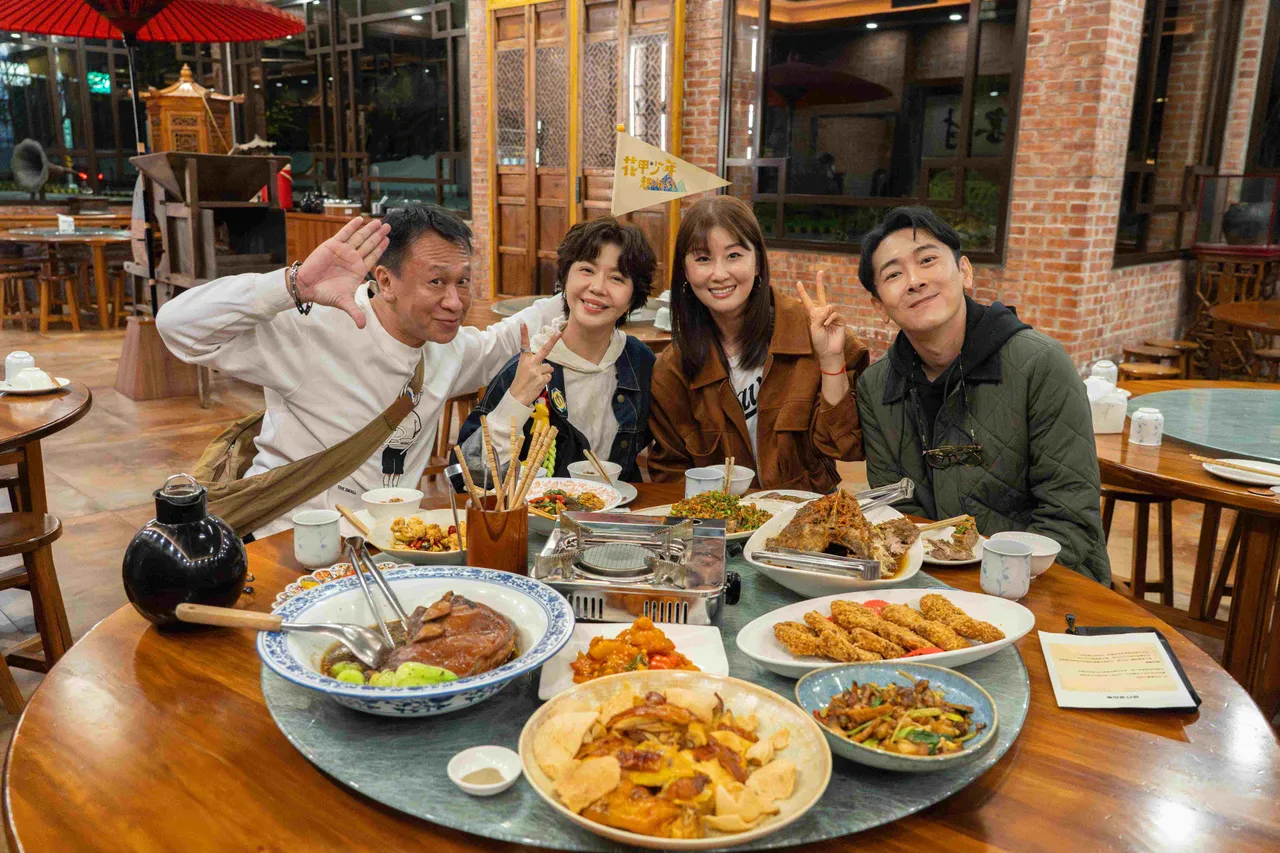 游安順（左起）、于子育、施名帥與朱芷瑩赴苗栗出外景、品嚐美食。東森綜合台提供