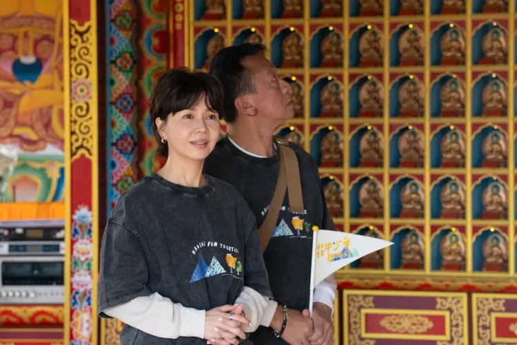 于子育（右）對游安順談及自己的出道坎坷史。東森綜合台提供