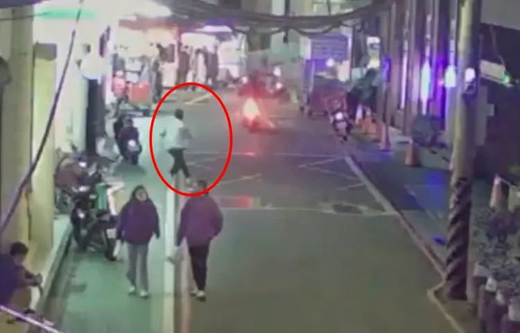 超商女店員隨後追出，大喊「抓小偷」。翻攝畫面