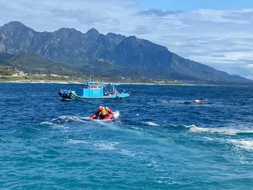台東烏石鼻釣客落海　驚險獲救全身發抖直喊好冷