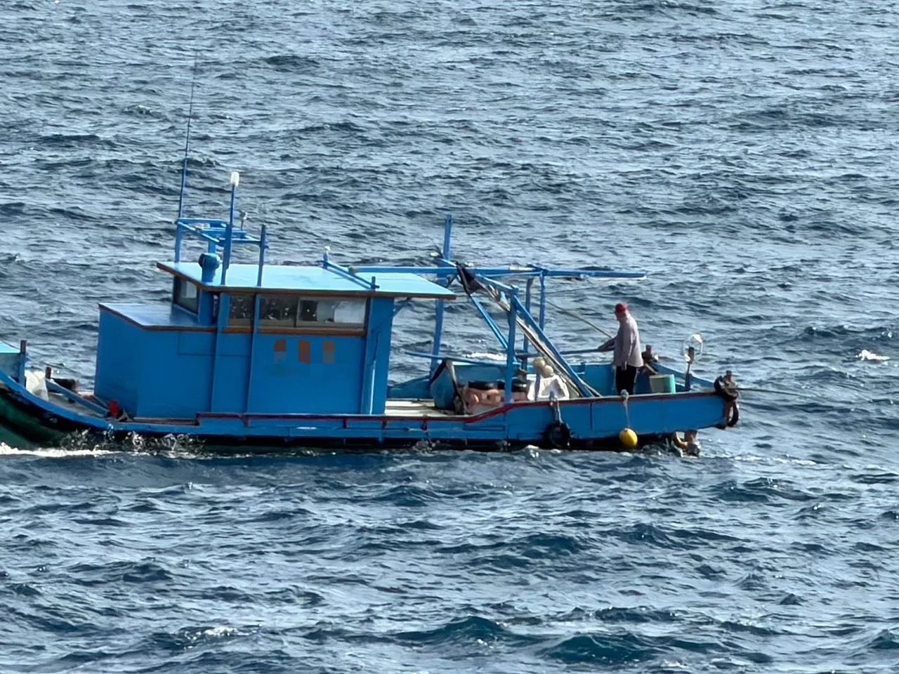 台東烏石鼻外海傳出1名釣客落海附近漁船前往救人。第13岸巡隊提供