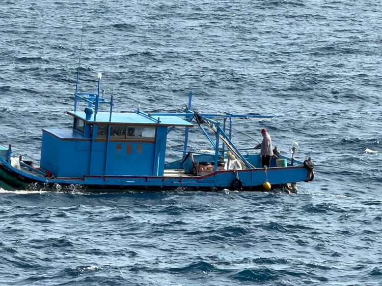 台東烏石鼻外海傳出1名釣客落海附近漁船前往救人。第13岸巡隊提供