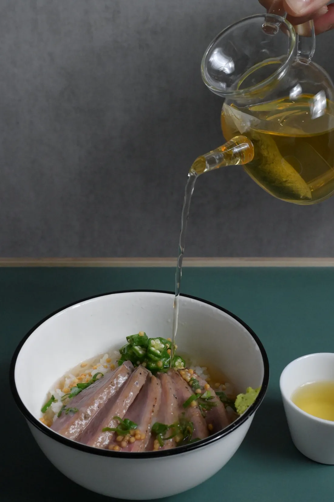 七三茶堂台湾茶泡饭倒入茶汤是最后一吃的步骤，自选茶加入的份量多寡。业者提供