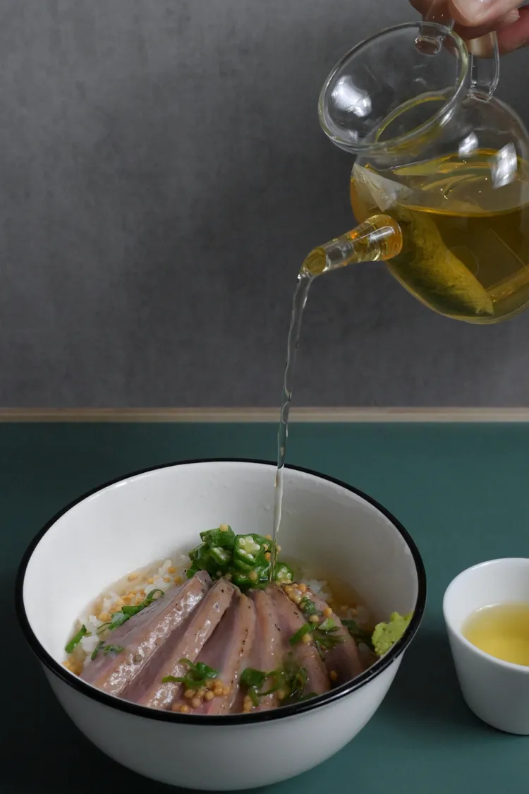 七三茶堂台灣茶泡飯倒入茶湯是最後一吃的步驟，自選茶加入的份量多寡。業者提供