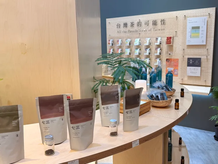 「茶與餐的實驗場」，除了提供6款台灣茶泡飯套餐，也展售七三茶堂全系列茶品與茶周邊。陳揚盛攝