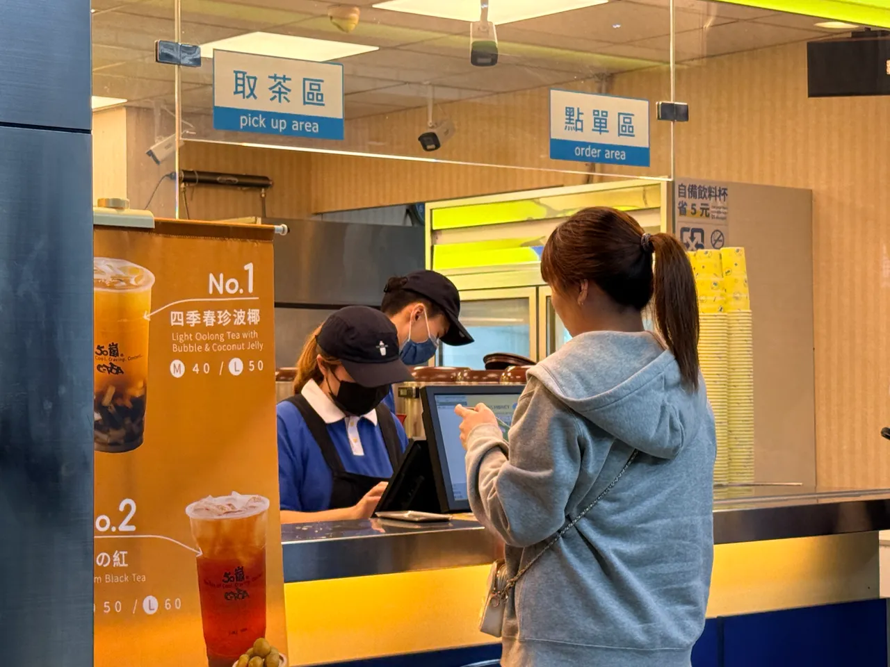 随著饮料店营业额成长，业者寒假扩大征才，学生族群成为重要人力来源。摄影中心