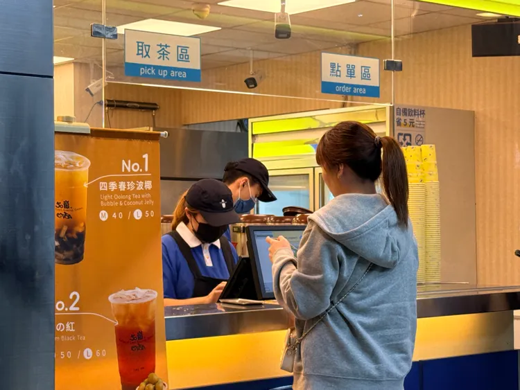 隨著飲料店營業額成長，業者寒假擴大徵才，學生族群成為重要人力來源。攝影中心