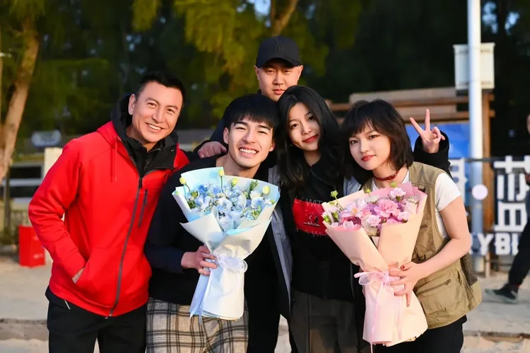 陳昊森（左二）和蘭西雅（右）去年合作電影《小徑分岔的花園》。翻攝綜藝社區微博