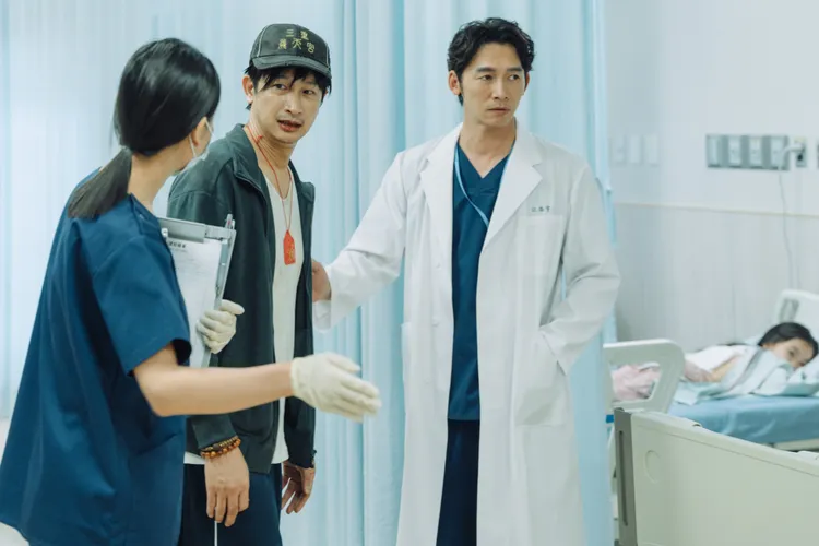 邱凱偉（左2）對女兒病情交代不清，引温昇豪（右）懷疑。六魚文創提供