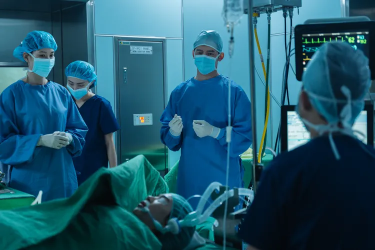 李曼唯Emma出事躺手術台，温昇豪（中）換上手術服親自上陣。六魚文創提供