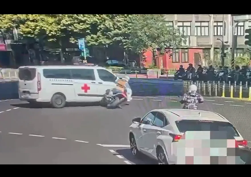 公馆圆环旧址传车祸！50万级BMW重机遭救护车击落画面曝光