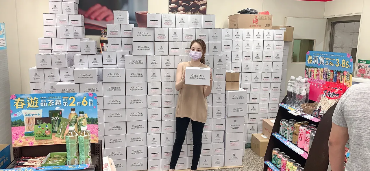 粉體細緻、服貼度高，是光采無瑕蜜粉被大量回購的關鍵。