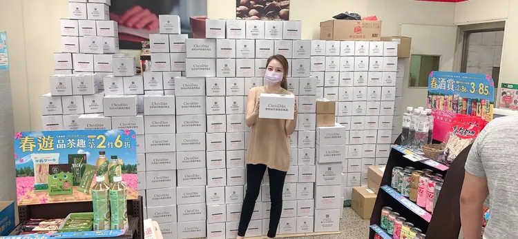 粉體細緻、服貼度高，是光采無瑕蜜粉被大量回購的關鍵。