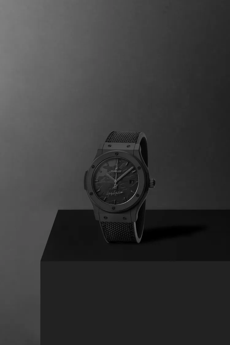 Hublot與山本耀司合作，推出經典融合系列山本耀司全黑迷彩腕錶。品牌提供