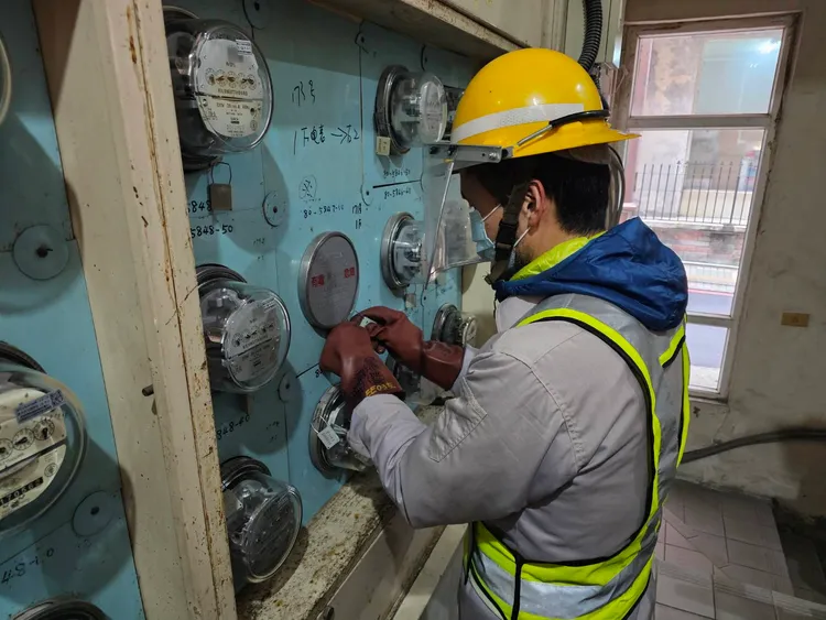 水電工人直接切斷電源，讓情色養生館無法營業。翻攝畫面