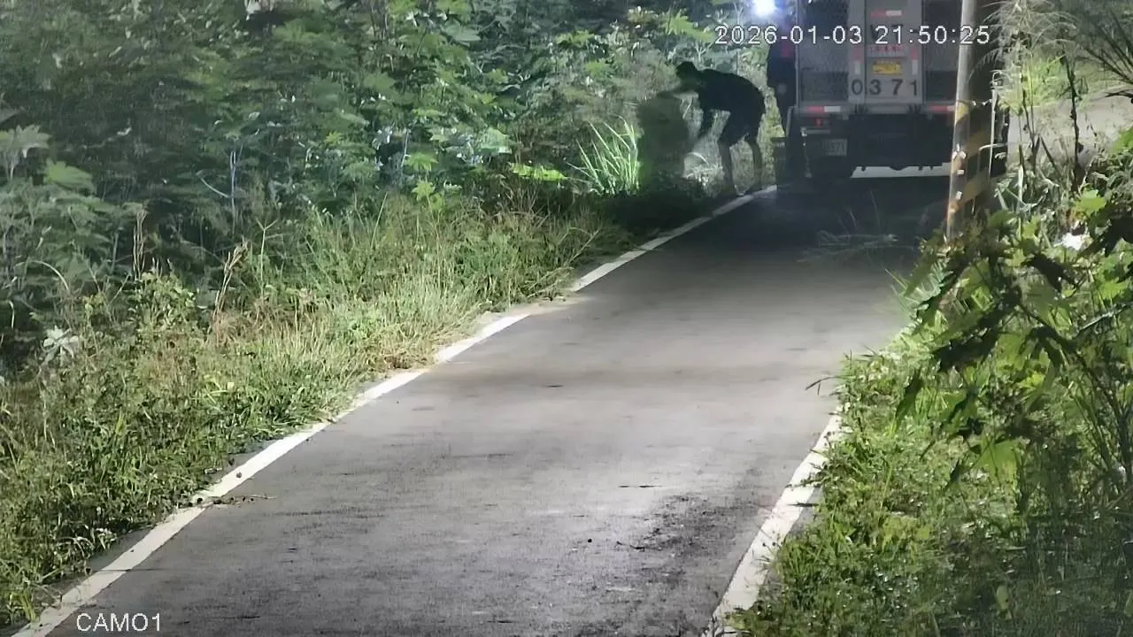 太可恶！取缔随意弃置一整车垃圾    屏东环保局科技执法揪出重罚