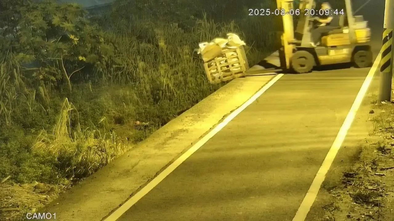 屏东县环保局架设监视器，取缔违规乱倒垃圾。翻摄画面