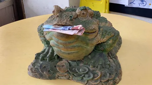 咬錢蟾蜍發力！彰化年輕老闆帶工班玩刮刮樂　包本爽中百萬大獎