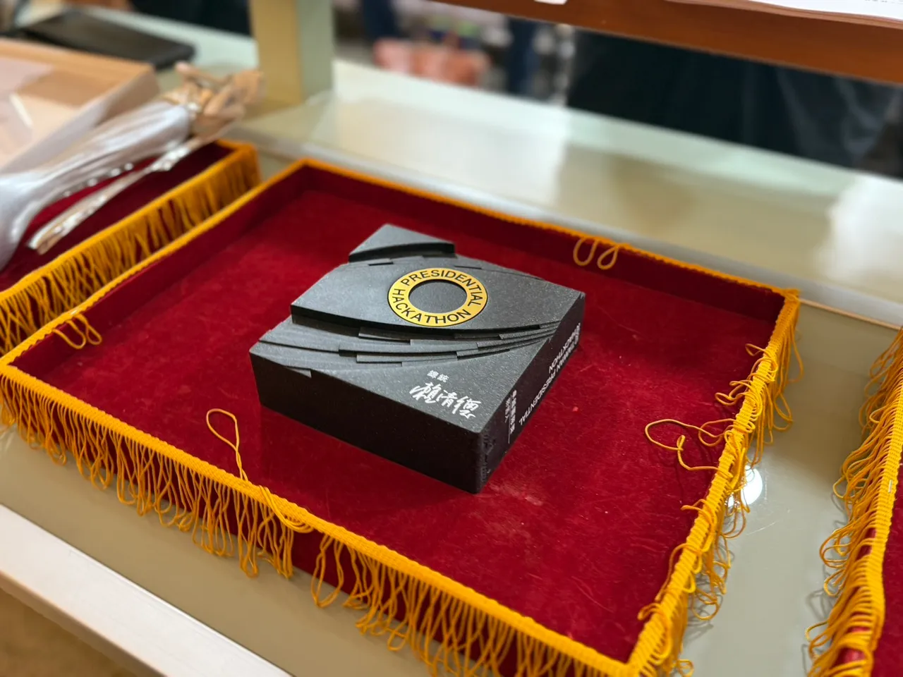 新北消防局獻獎總統盃黑客松卓越團隊獎牌。翻攝畫面