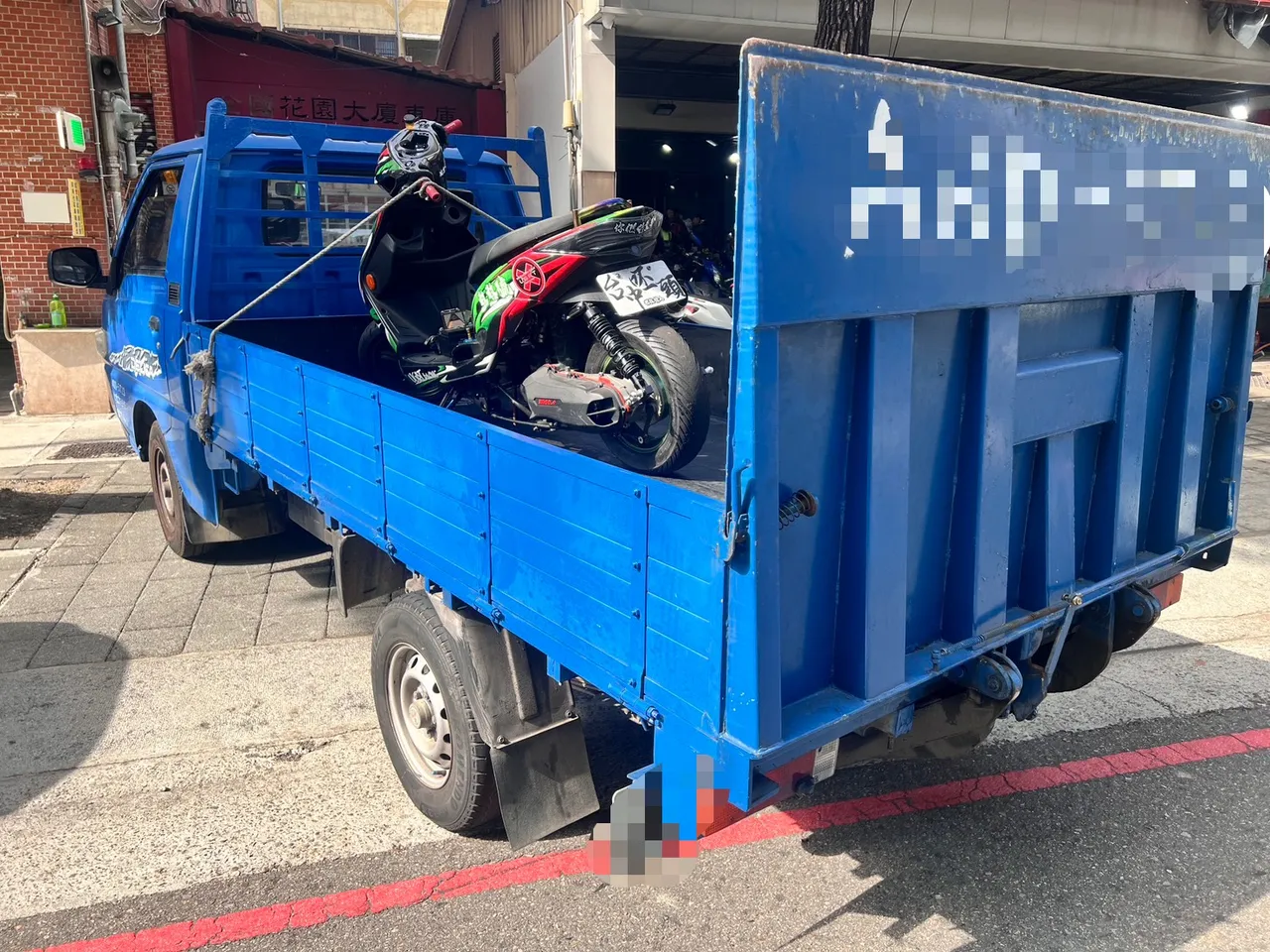 警方查扣涉案小貨車及改裝機車。民眾提供