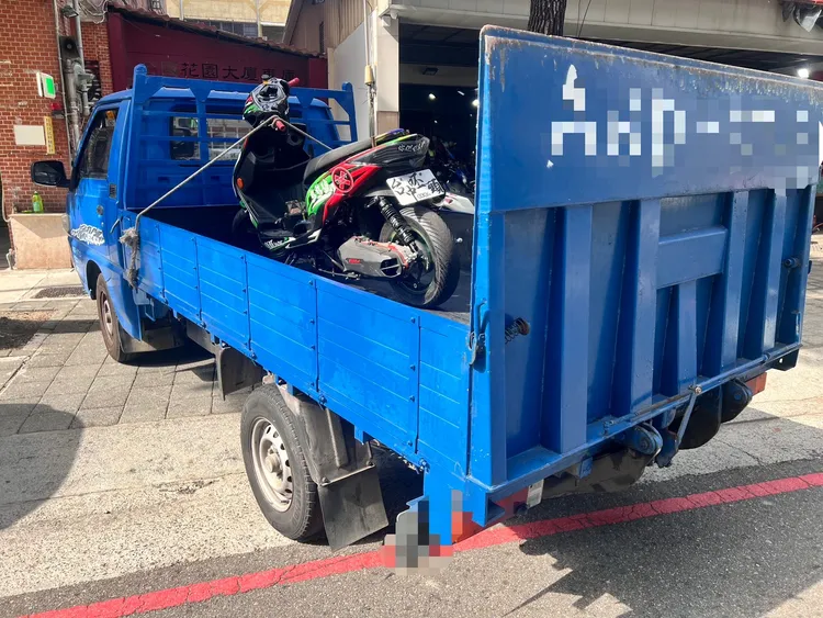 警方查扣涉案小貨車及改裝機車。民眾提供