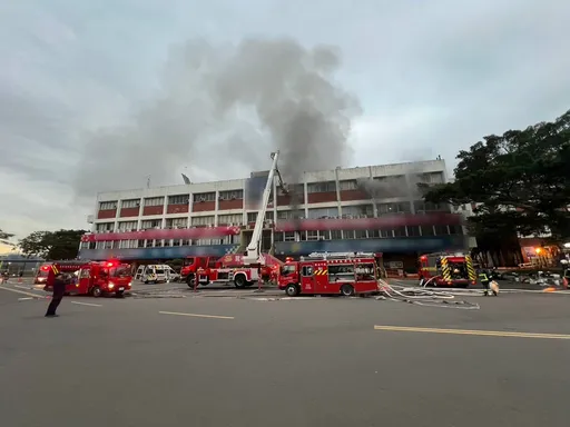 輔仁大學體育系大樓驚傳火警　2樓教室突冒灰煙