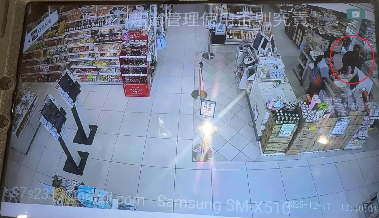 劉嫌前往統一超商替詐欺集團領取被害人寄送金融卡包裹。翻攝畫面