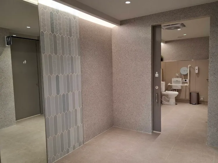 北橫遊客中心廁間外設置智慧面板，能即時顯示使用中或空閒狀態，減少排隊等待的不確定性。觀光局提供