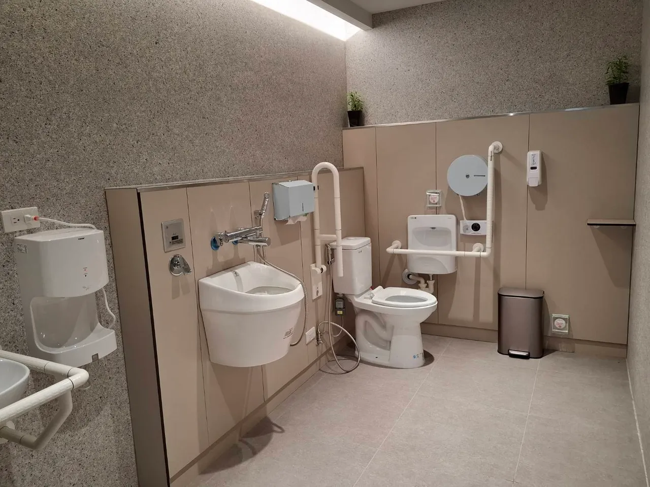 部分厕间坐式马桶「升级」配置温水便座，提供更温暖、舒适的使用体验。观光局提供