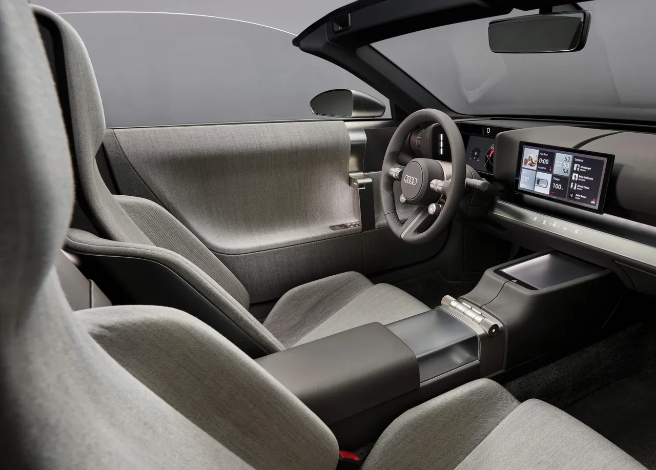 Audi Concept C概念車的中控採較小尺寸可收納顯示屏與實體按鍵結合，為新世代內裝設計方向提供端倪。原廠照片