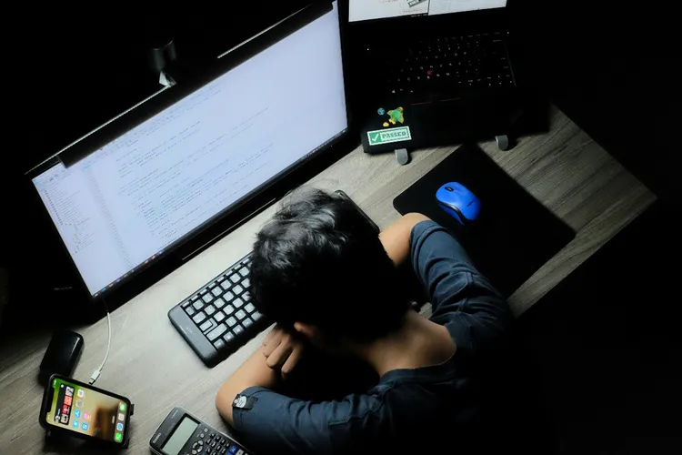 青少年情緒低落、喊累、刻意不碰手機，常是被網路霸凌的求救訊號。示意圖。