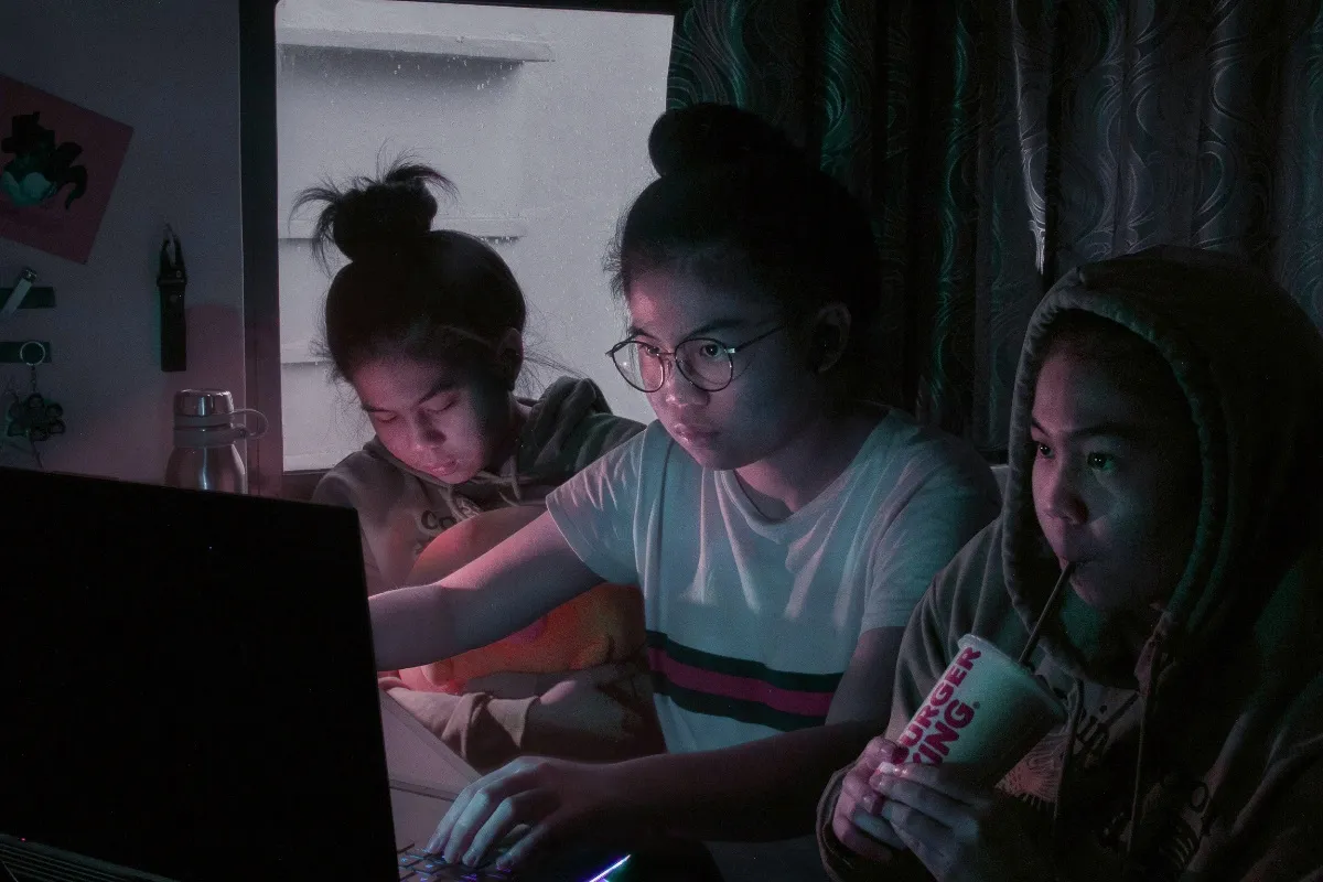 青少年高度依赖社群媒体，也让霸凌延伸到24小时不停歇的网路世界。示意图