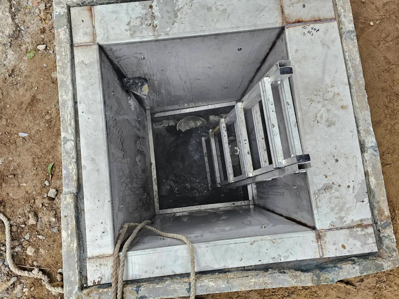 涵洞疑因空氣不流通，導致2名工人暈倒。翻攝照片