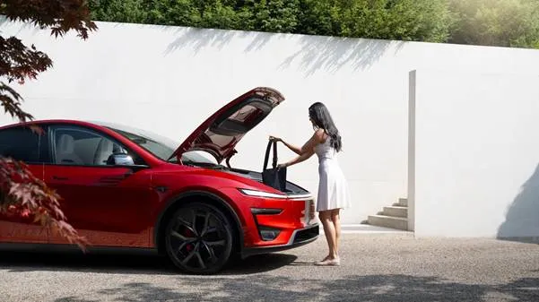 Model Y後排配備8吋觸控螢幕，乘客可隨時調整溫度並使用串流影音等娛樂系統，座椅具加熱、電調傾角、一鍵傾倒功能，搭配超過2,100公升的前、後行李廂載貨空間，滿足通勤與全家出遊等各種生活情境。原廠照片