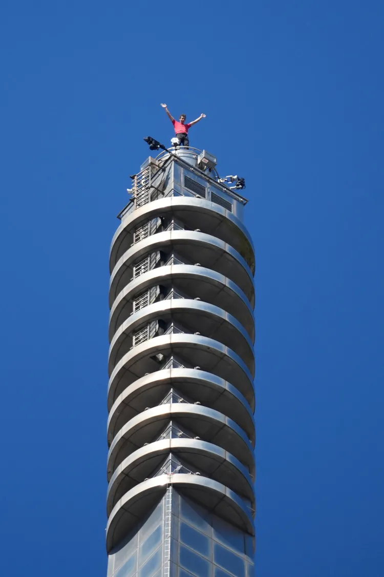 霍諾德（Alex Honnold）今（25）日上午挑戰徒手攀登台北101成功登頂。彭欣偉攝