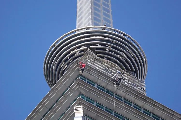 霍諾德（Alex Honnold）今（25）日上午挑戰徒手攀登台北101。莊宗達攝