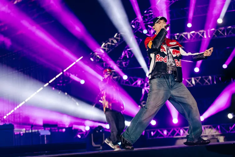 在16°C戶外寒風中開唱，頑童拱粉嗨跳驅寒。本色音樂提供