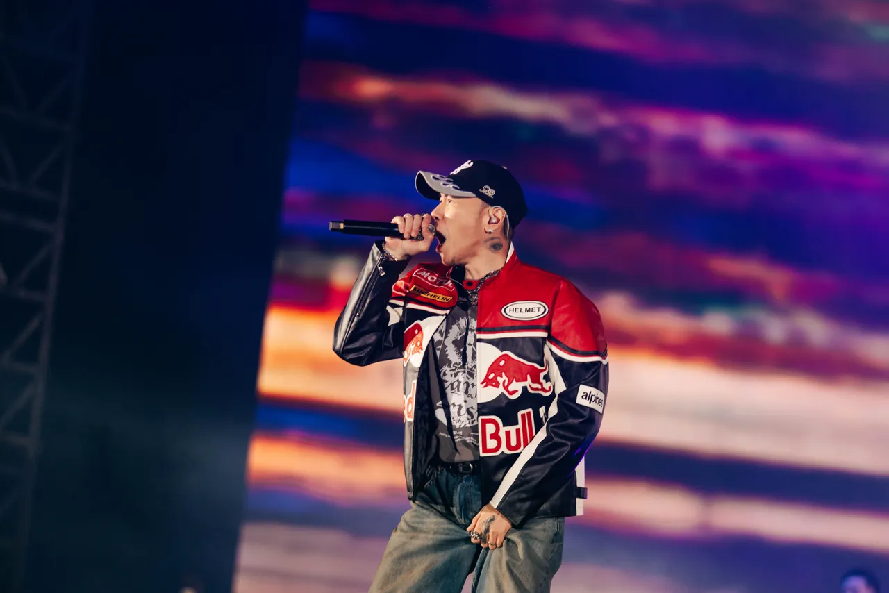 小春。本色音樂提供